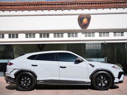 Used 2024 Lamborghini Urus Performante image 2