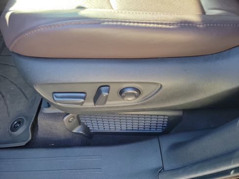 Used 2024 Toyota Sienna Platinum FWD image 10