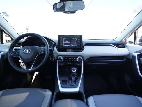 Used 2022 Toyota RAV4 XLE Premium image 18
