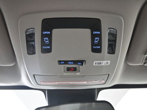 Used 2022 Toyota Sienna LE image 34