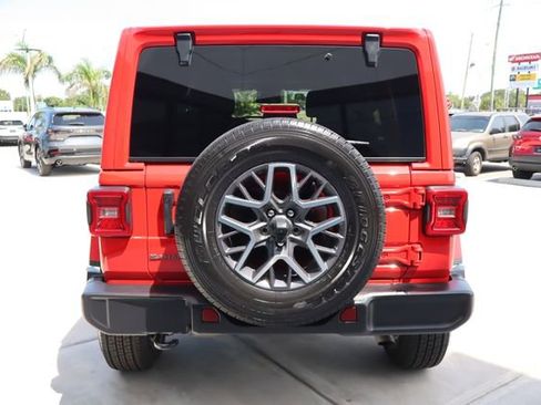Used 2025 Jeep Wrangler Unlimited Sahara AWD/4WD image 5
