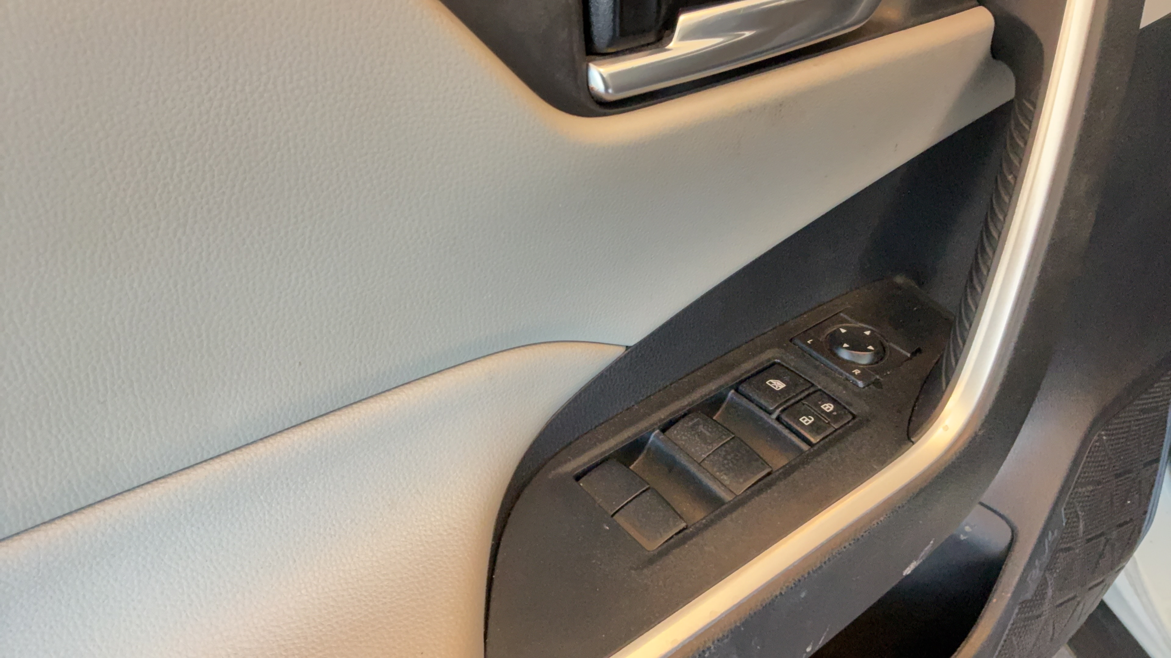 Used 2021 Toyota RAV4 XLE w/ Convenience Package FWD image 20