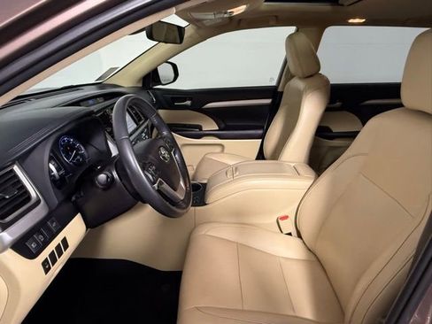 Used 2019 Toyota Highlander XLE FWD image 27