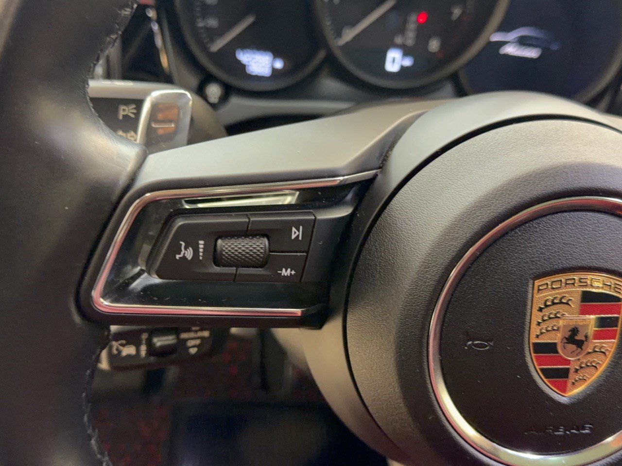 Used 2024 Porsche Macan AWD/4WD image 18