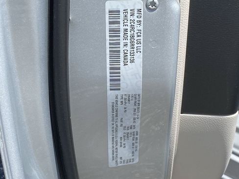 Used 2024 Chrysler Pacifica Touring-L FWD image 35