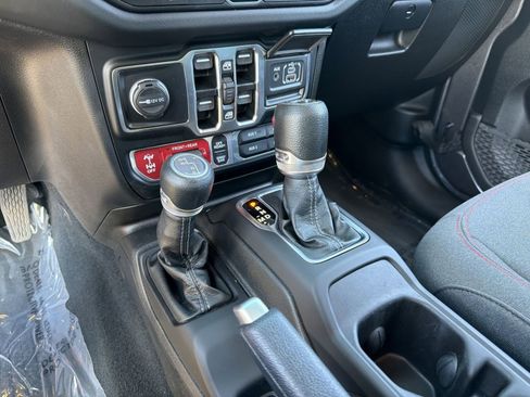Used 2024 Jeep Wrangler Unlimited Rubicon w/ Convenience Group AWD/4WD image 16