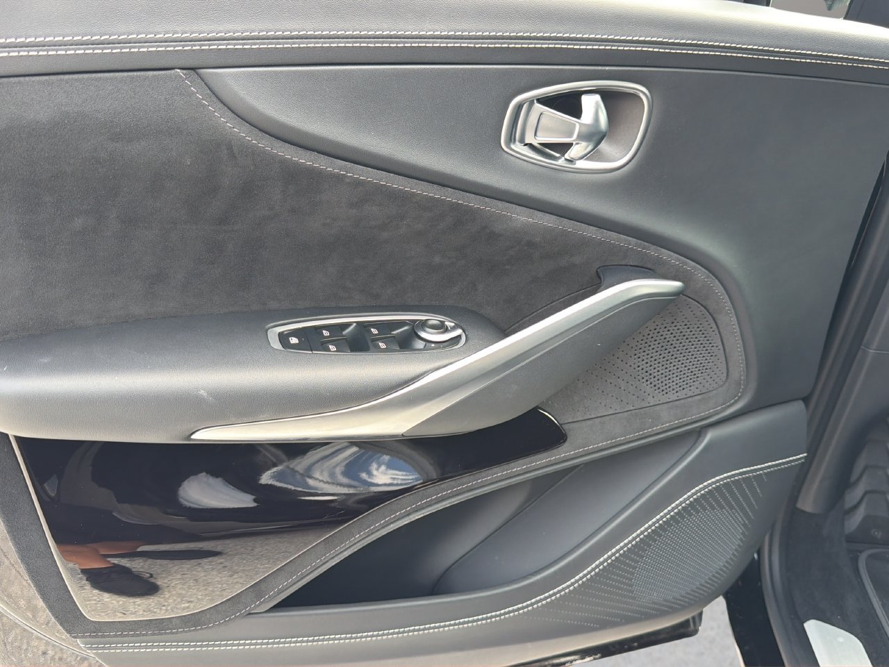 Used 2024 Aston Martin DBX AWD/4WD image 9