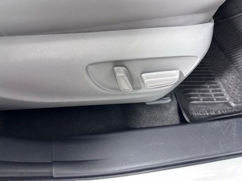 Used 2023 Toyota Highlander XLE AWD/4WD image 11