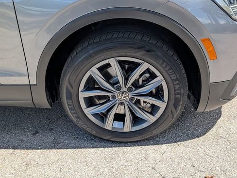 Certified 2023 Volkswagen Tiguan SE FWD image 18