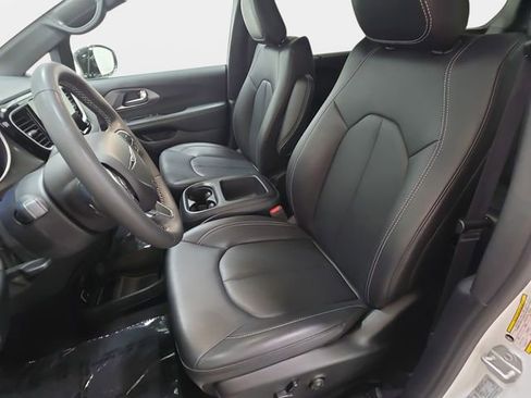Used 2025 Chrysler Pacifica Select FWD image 13