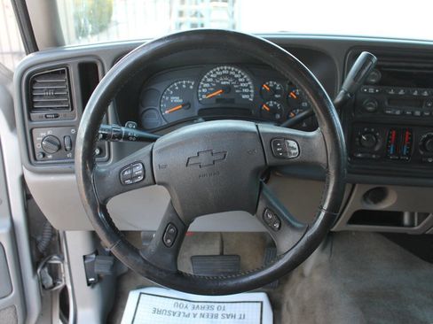 Used 2005 Chevrolet Suburban LS image 39