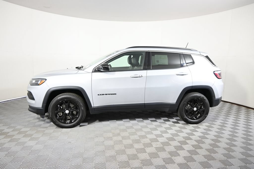 Used 2024 Jeep Compass Latitude AWD/4WD image 2