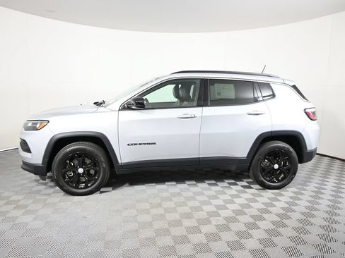 Used 2024 Jeep Compass Latitude AWD/4WD image 2