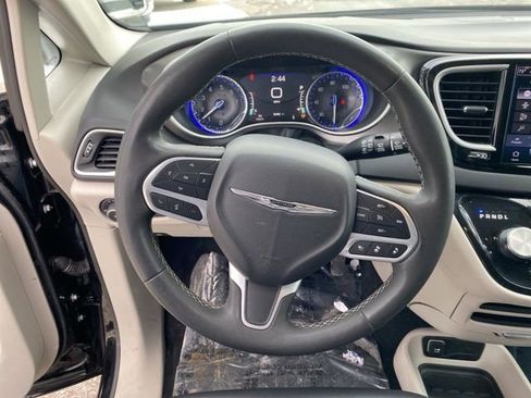 Certified 2024 Chrysler Pacifica Touring-L image 13