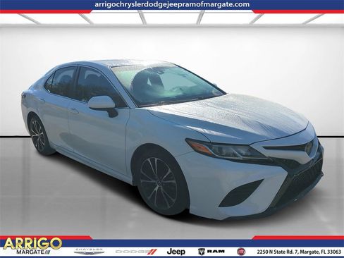 Used 2018 Toyota Camry SE image 1