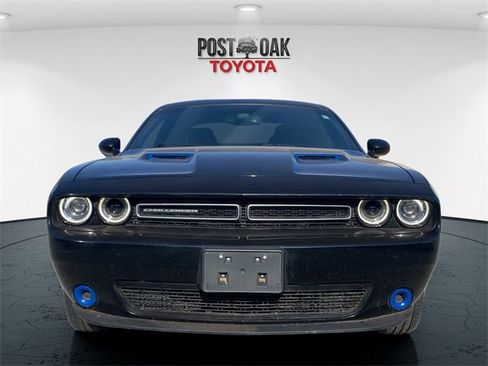 Used 2019 Dodge Challenger SXT image 2