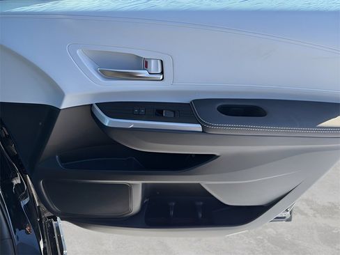 Used 2025 Toyota Sienna LE image 9