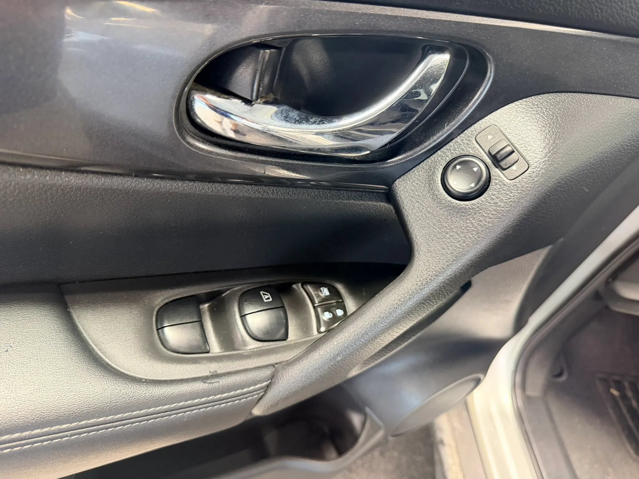 Used 2020 Nissan Rogue SV AWD/4WD image 6
