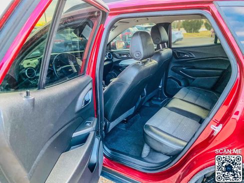 Used 2025 Chevrolet Trax LT w/ LT Convenience Package image 6