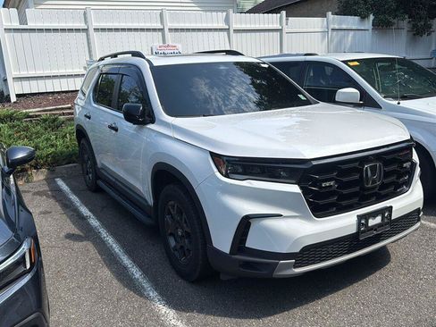 Used 2023 Honda Pilot TrailSport image 2