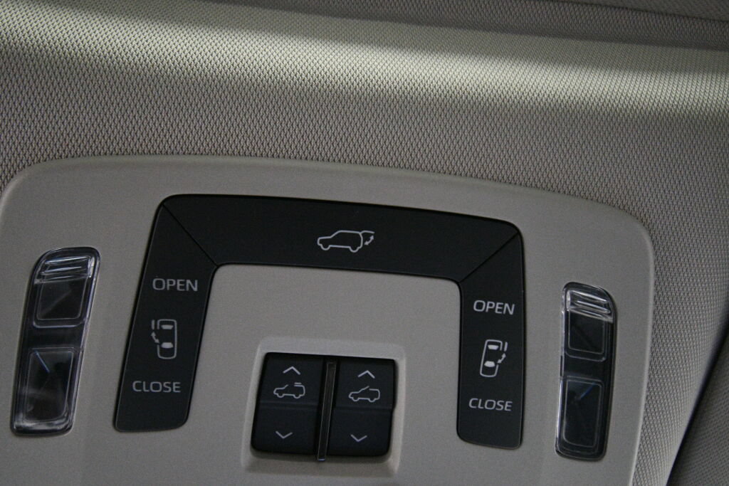 Certified 2024 Toyota Sienna XLE FWD image 18