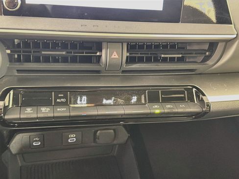 Used 2025 Toyota Prius LE FWD image 23