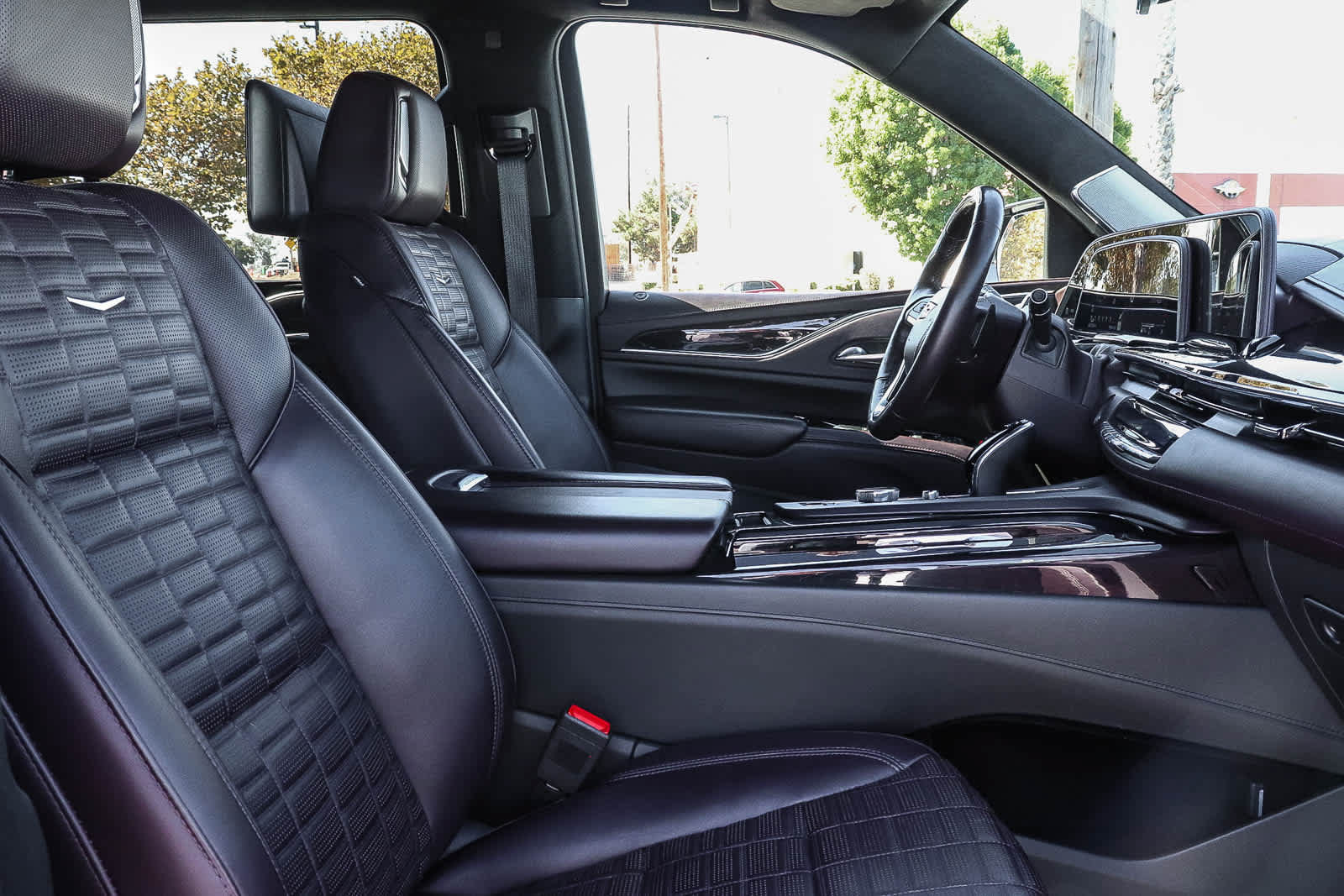 Used 2023 Cadillac Escalade ESV Premium Luxury Platinum AWD/4WD image 31