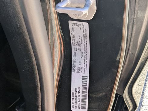 Used 2025 Chrysler Pacifica Select FWD image 32