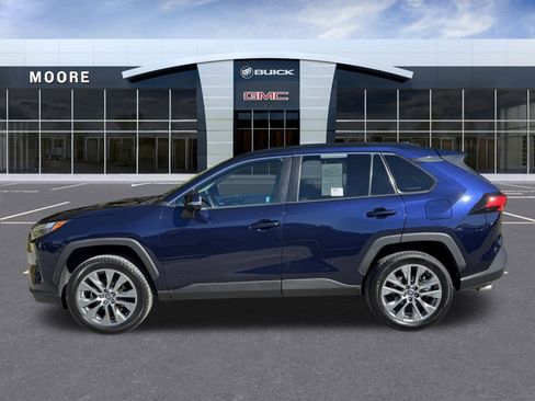 Used 2022 Toyota RAV4 XLE Premium image 8