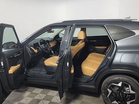 Used 2024 Kia Seltos EX AWD/4WD image 16