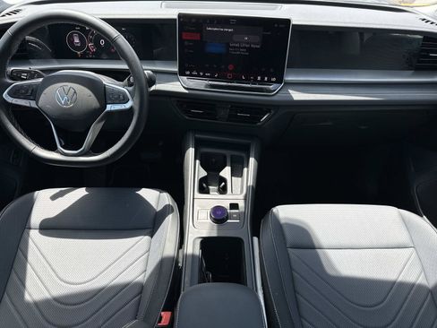 Used 2025 Volkswagen Tiguan SE w/ Panoramic Sunroof Package AWD/4WD image 12