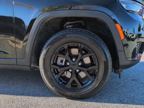 Used 2024 Jeep Grand Cherokee L Laredo image 11