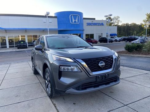 Used 2023 Nissan Rogue SV FWD image 3