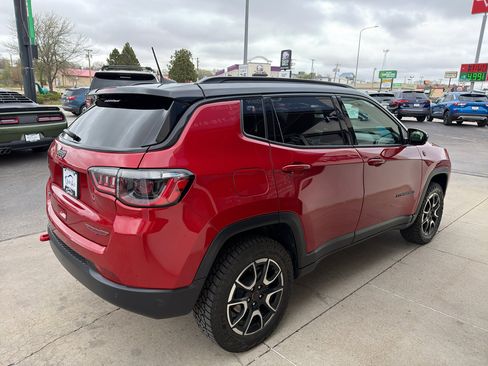 Used 2025 Jeep Compass Trailhawk AWD/4WD image 5