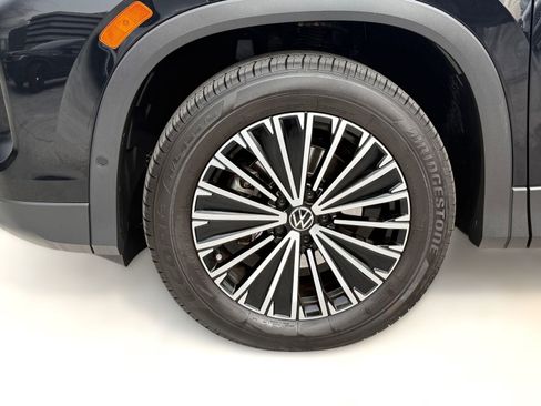Used 2025 Volkswagen Tiguan S image 10