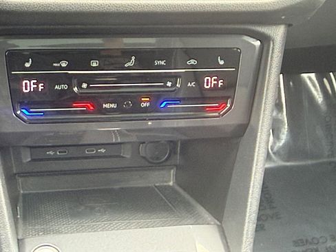 Used 2022 Volkswagen Tiguan SE w/ Panoramic Sunroof Package AWD/4WD image 16