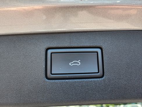 New 2025 Volkswagen Tiguan SE image 25