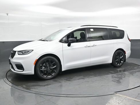 New 2026 Chrysler Pacifica Limited FWD image 6