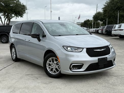 Used 2024 Chrysler Pacifica Touring-L FWD image 2