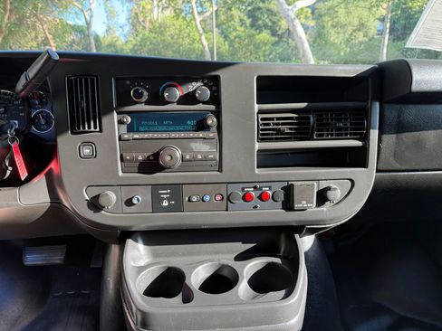 Used 2015 Chevrolet Express 2500 RWD image 28