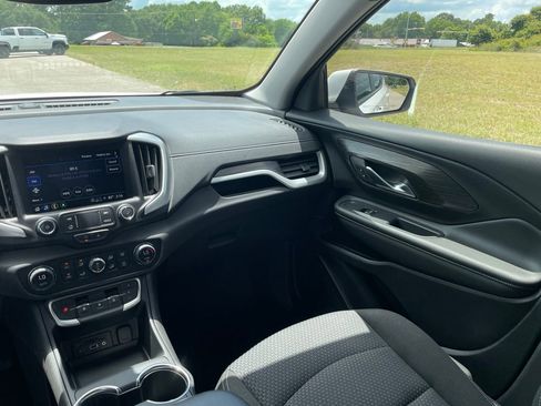 Used 2024 GMC Terrain SLE w/ Driver Convenience Package FWD image 25