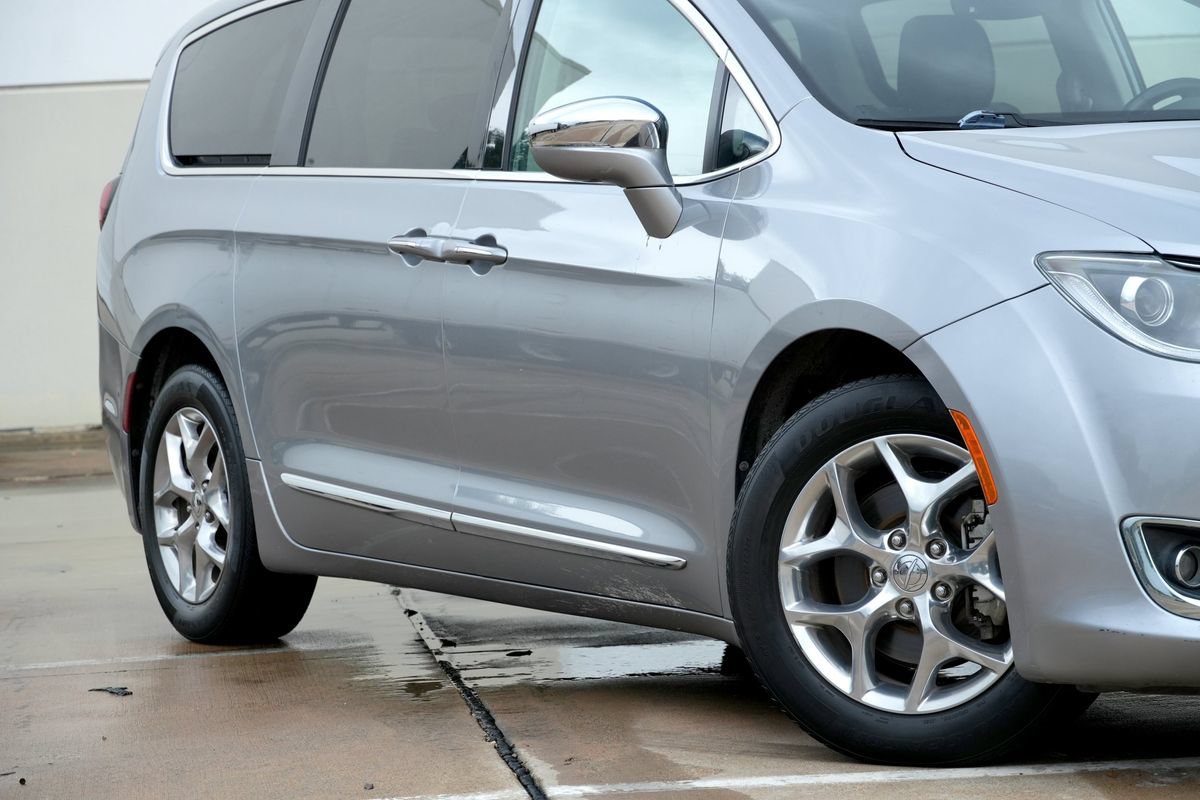 Used 2018 Chrysler Pacifica Limited FWD image 19