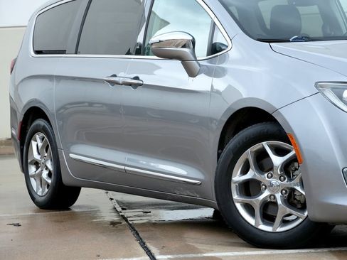 Used 2018 Chrysler Pacifica Limited FWD image 19