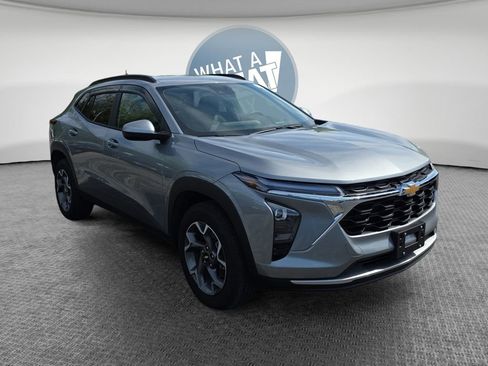 Used 2025 Chevrolet Trax LT FWD image 1