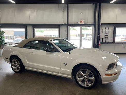 Used 2009 Ford Mustang GT Premium RWD image 20