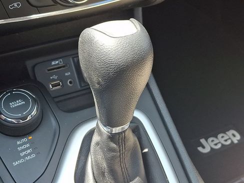 Used 2016 Jeep Cherokee Latitude w/ Comfort/Convenience Group AWD/4WD image 15
