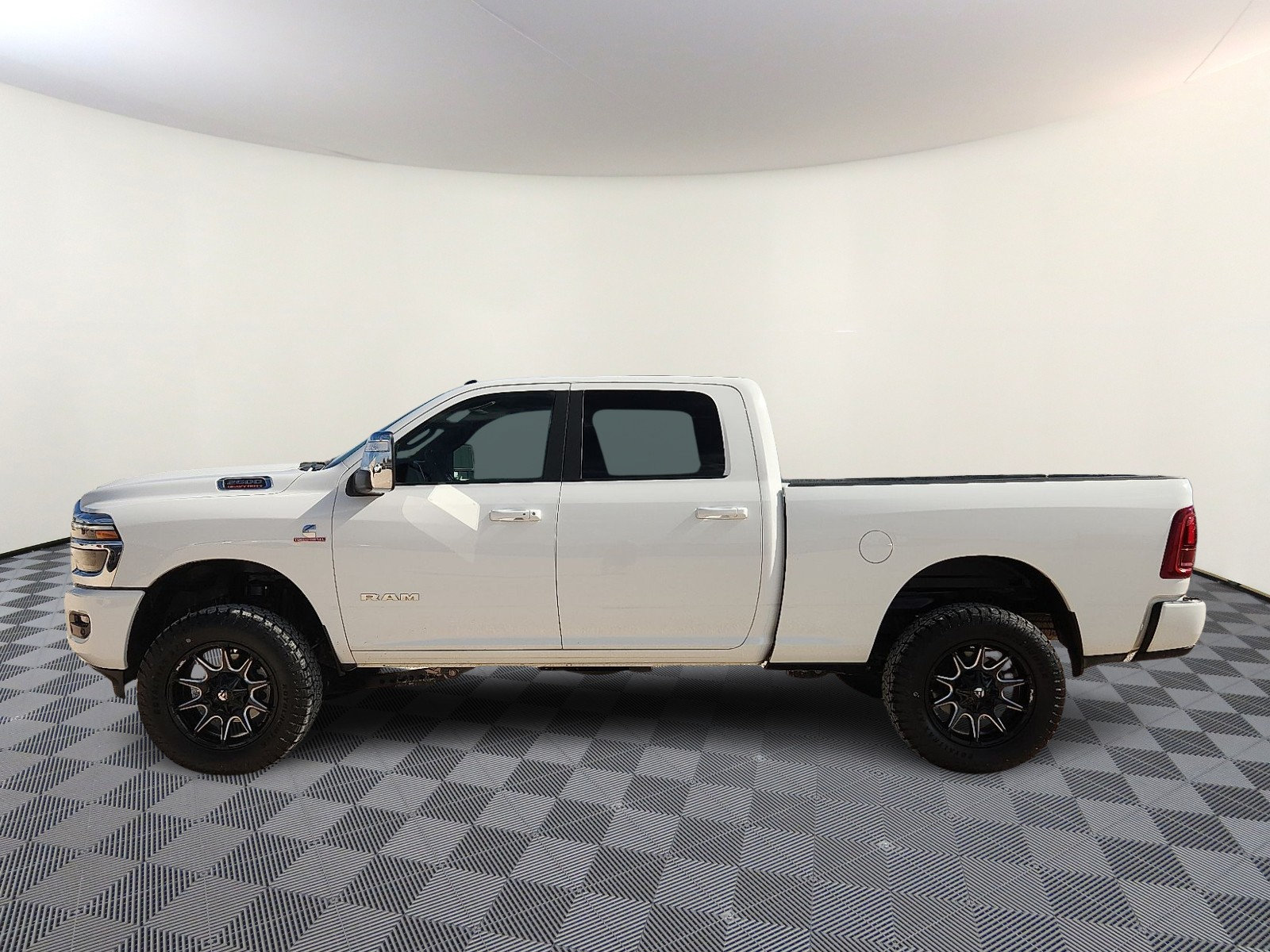 Used 2026 RAM 2500 Laramie AWD/4WD image 2