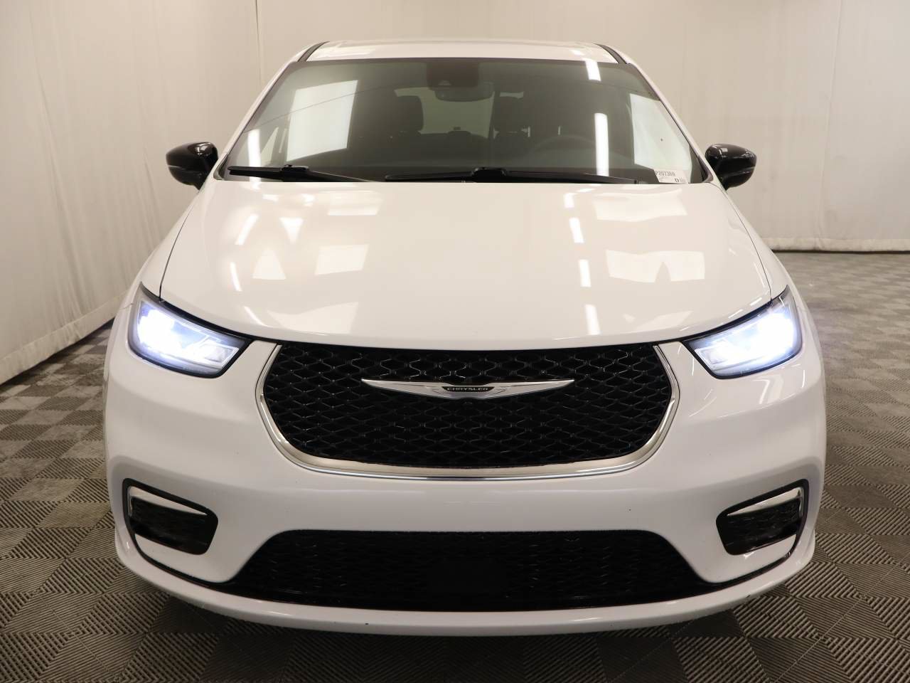 Used 2025 Chrysler Pacifica Select FWD image 4