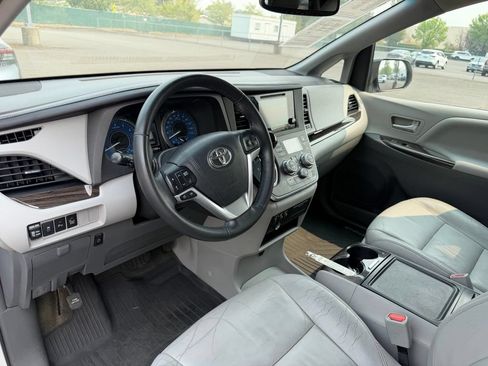 Used 2015 Toyota Sienna XLE w/ XLE Navigation Package FWD image 15