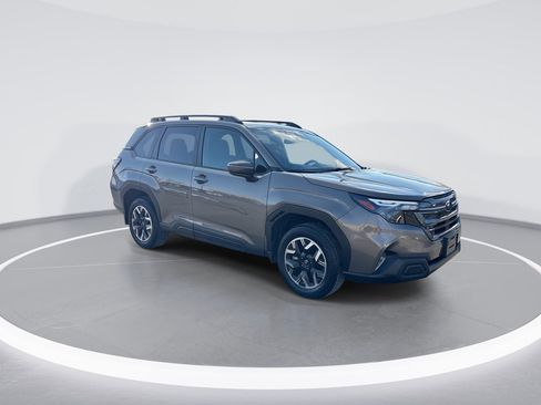 Used 2025 Subaru Forester Premium image 2